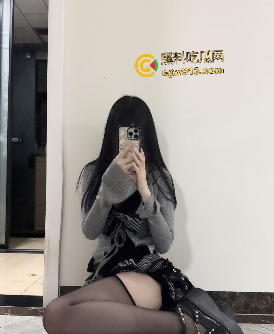 抖音网红【悠哉大王】反差爆表！可爱身材还丰满，撕黑丝露骚逼，这可不是一丁点的反差！-5