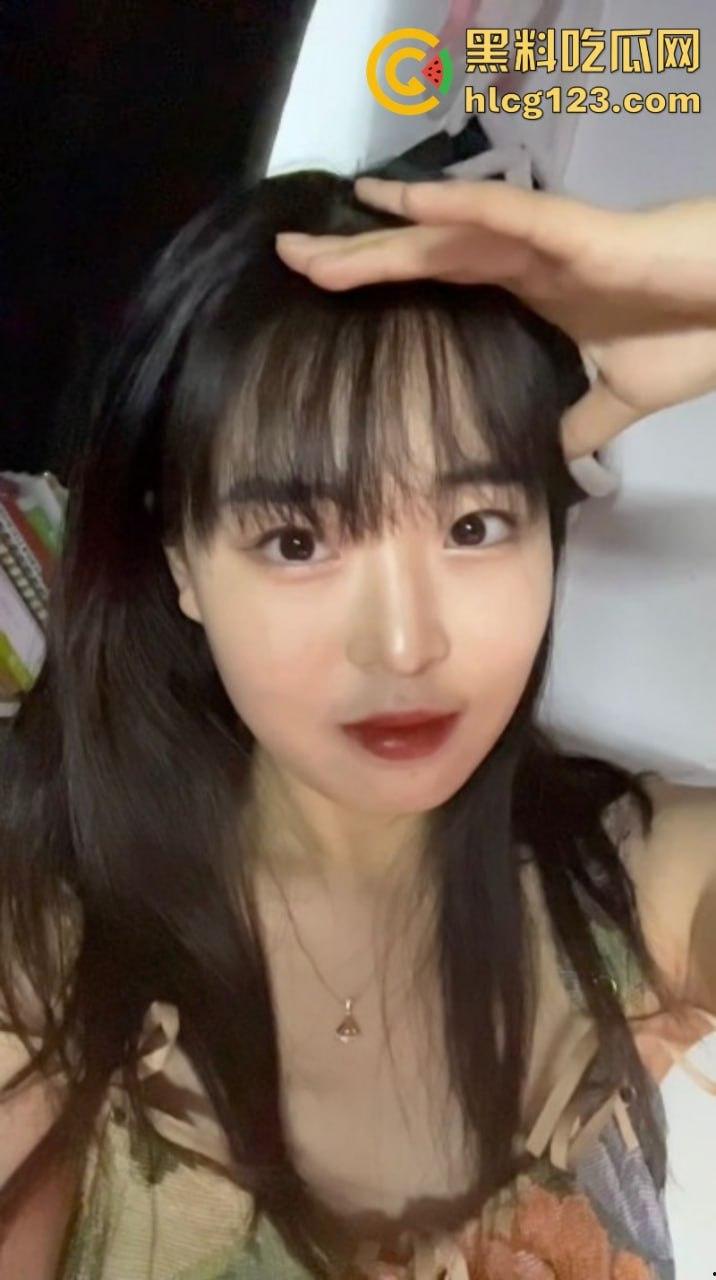 高质量露脸泄密【川音学院】21届声乐系学妹 朋友圈装纯私下约炮极度反差!-3