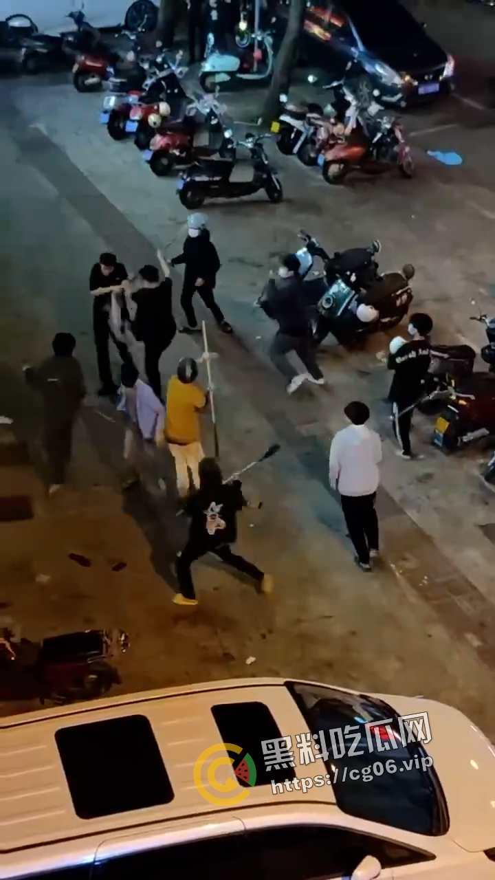 海南三亚商品街精神小伙再闹事！大砍刀抡起来就砍 警察劝架连警察都干 现场画面热血沸腾-2