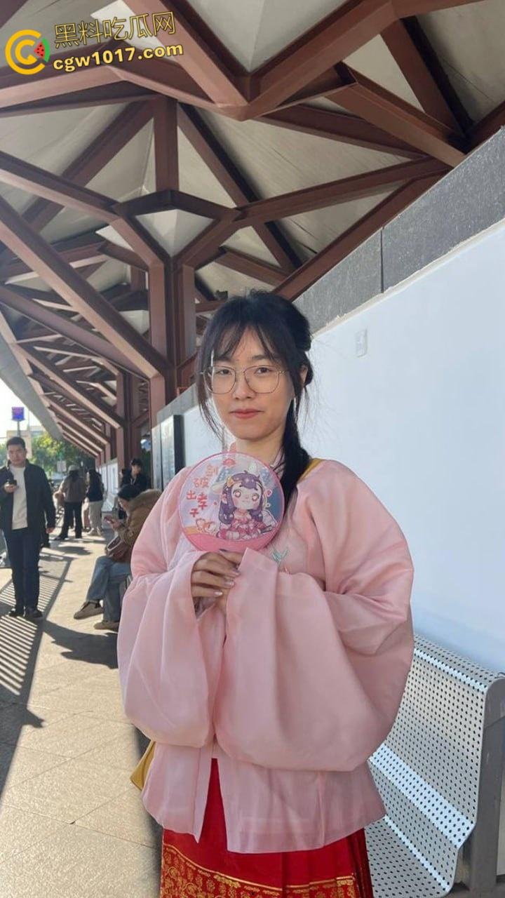 天津骚货眼镜妹【李彤彤】，约炮体育生视频流出，含屌玩手机还不够，边干边用跳蛋狂震嫩穴，简直骚到骨子里！-1