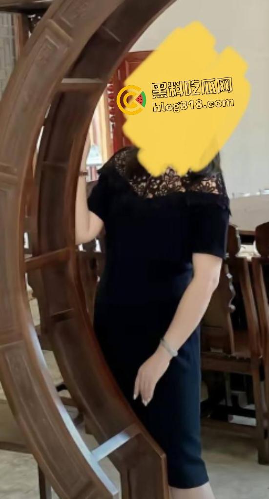 海角大神酒店富二代狂干亲妈!大学探望软磨硬泡,终于操上老逼,有钱人还喜欢老的?-3