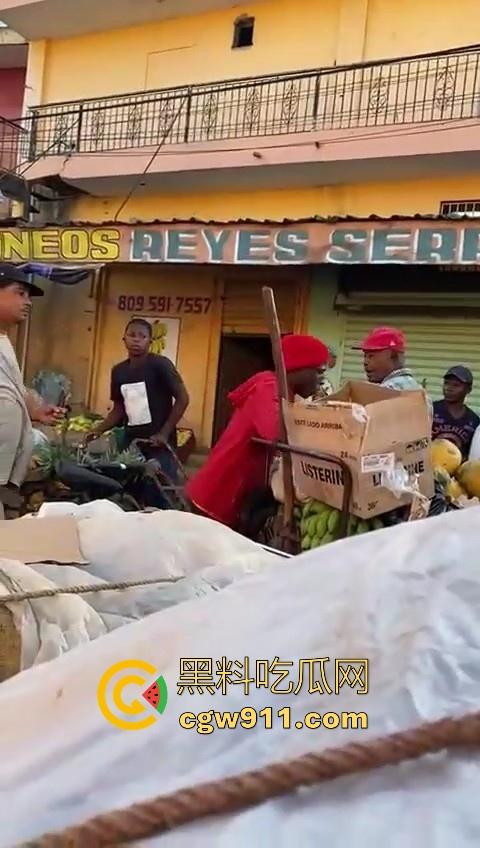 欧洲老白男持刀压迫老实小黑,拿到吓唬人,不料大老黑给逼急了,狗急跳墙抄起大木棍一棒子反杀!-2