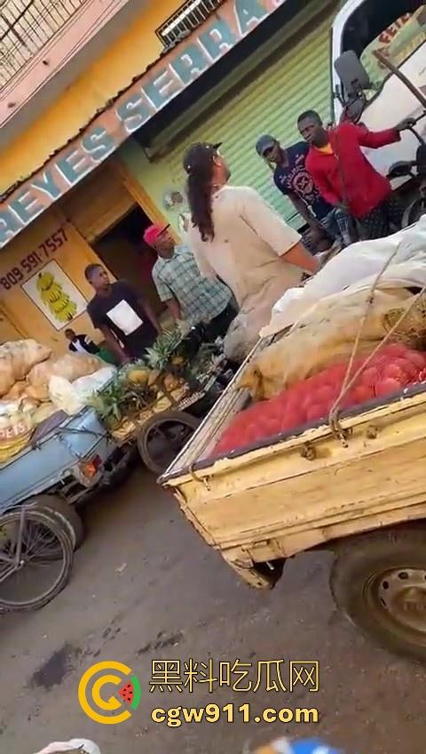 欧洲老白男持刀压迫老实小黑,拿到吓唬人,不料大老黑给逼急了,狗急跳墙抄起大木棍一棒子反杀!-4