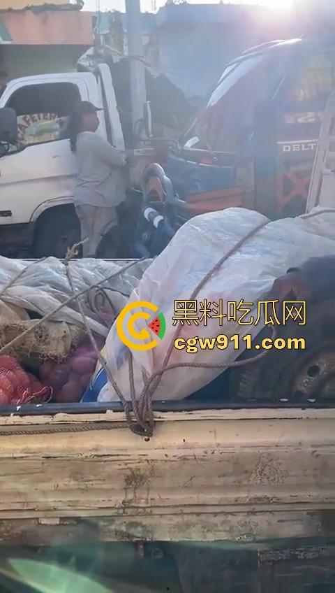 欧洲老白男持刀压迫老实小黑,拿到吓唬人,不料大老黑给逼急了,狗急跳墙抄起大木棍一棒子反杀!-7