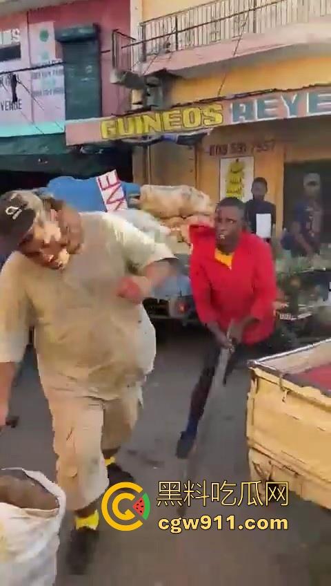 欧洲老白男持刀压迫老实小黑,拿到吓唬人,不料大老黑给逼急了,狗急跳墙抄起大木棍一棒子反杀!-9