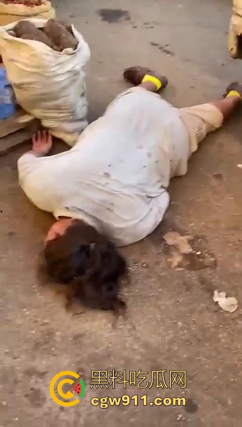 欧洲老白男持刀压迫老实小黑,拿到吓唬人,不料大老黑给逼急了,狗急跳墙抄起大木棍一棒子反杀!-10