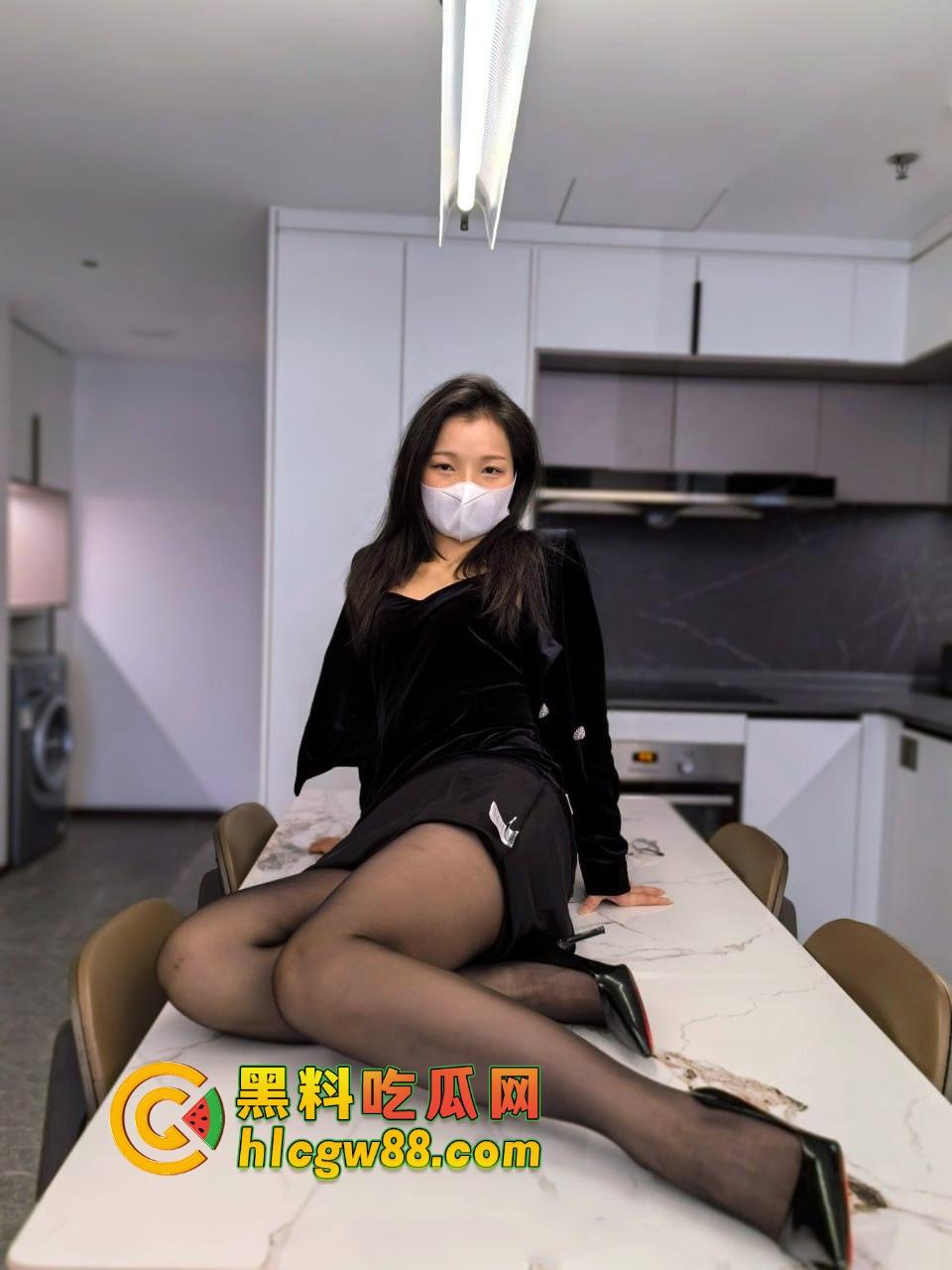 苏州99年骚妻『张婉婉』被绿帽老公牵着爬,多P调教裹操,菊花口爆双开花,毒龙深喉吞精爽成肉便器!-2