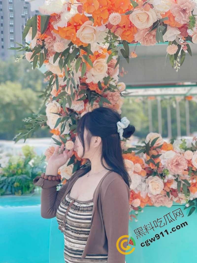 山东巨乳人妻【颜丽君】与精神小伙偷情视频外流，肥臀大骚穴，天生欠干，小穴被彻底玩烂!-2