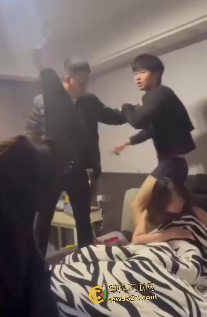 哥们糊涂出轨丑小三!原配联手小三老公抓奸,进门直接暴打两人,网友还说这老婆气质远超小三还能出轨?-7