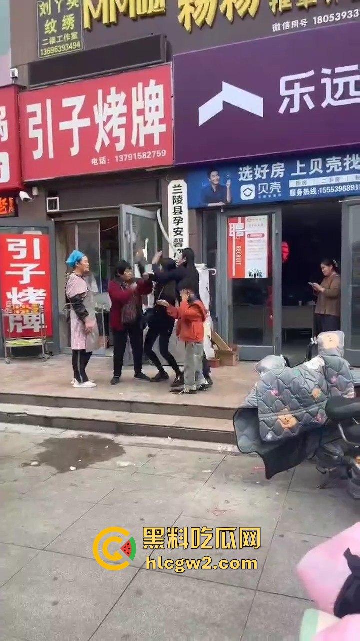 兰陵女子带娃吃饭不给钱，白嫖麻辣香锅还发飙！灰衣男冲上去补刀打女人，装得比谁都狠真是个逼养的！-1