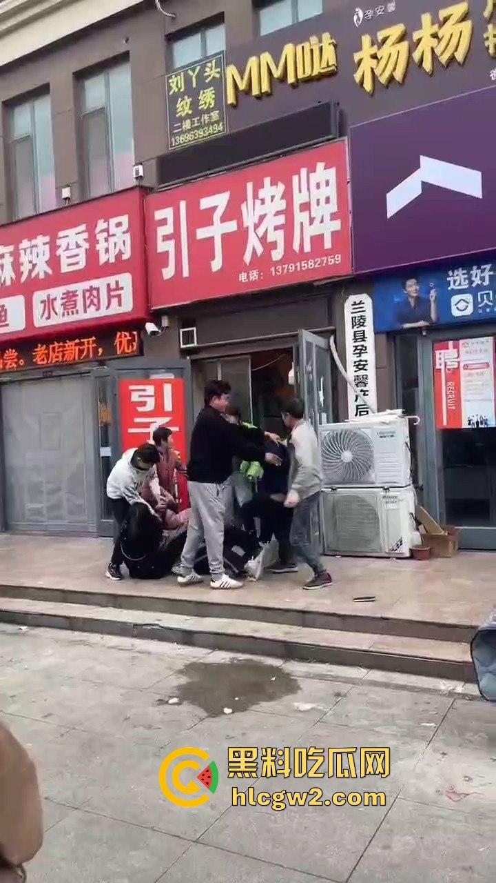 兰陵女子带娃吃饭不给钱，白嫖麻辣香锅还发飙！灰衣男冲上去补刀打女人，装得比谁都狠真是个逼养的！-6