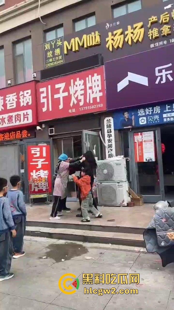 兰陵女子带娃吃饭不给钱，白嫖麻辣香锅还发飙！灰衣男冲上去补刀打女人，装得比谁都狠真是个逼养的！-8