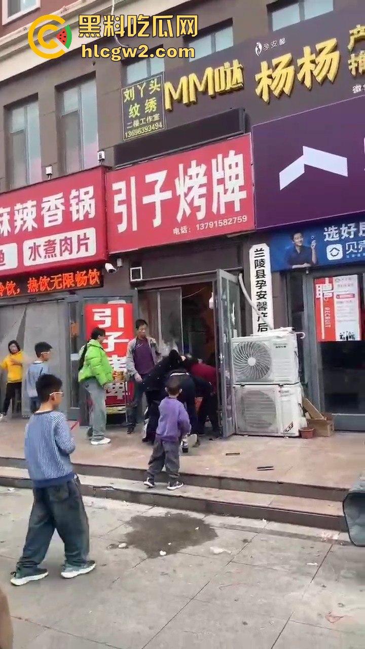 兰陵女子带娃吃饭不给钱，白嫖麻辣香锅还发飙！灰衣男冲上去补刀打女人，装得比谁都狠真是个逼养的！-9