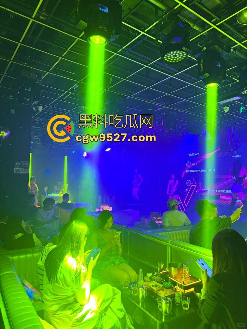 酒吧偶遇醉酒女神，失恋喝闷酒寂寞空虚，一顿安慰最终带回酒店骑乘猛操，果然失恋的女人最容易得手！-2