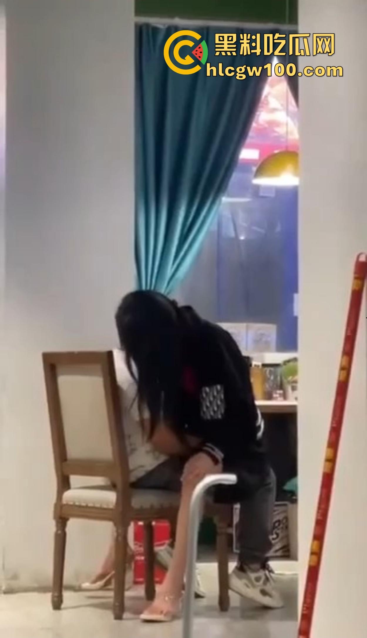 大哥吃饭也要抠B,大厅里极品骚货大长腿一骑逼就湿,大哥当场疯狂抠逼抠得手抽筋,旁边路过的老哥看呆掏出了纸!-7