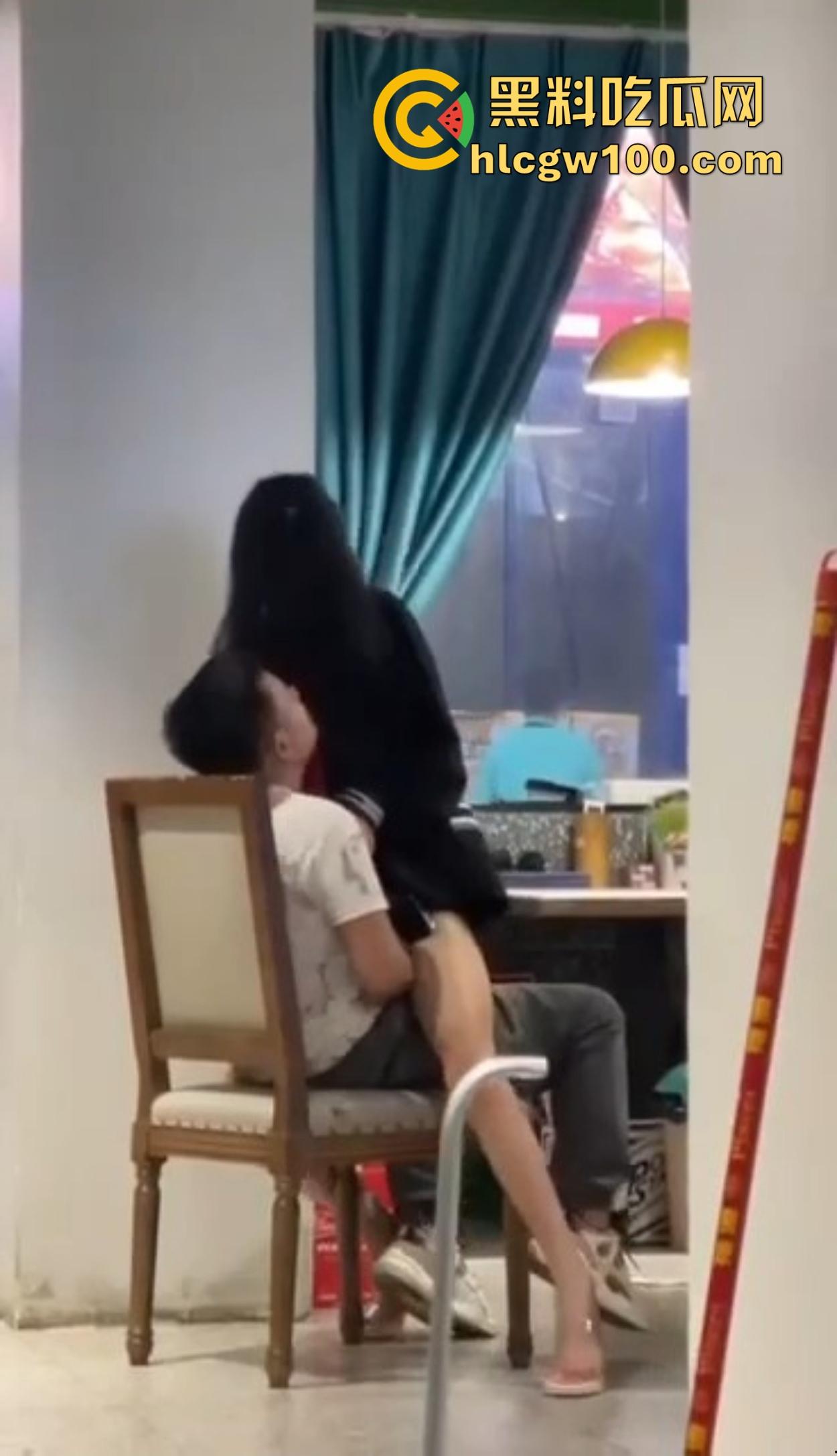 大哥吃饭也要抠B,大厅里极品骚货大长腿一骑逼就湿,大哥当场疯狂抠逼抠得手抽筋,旁边路过的老哥看呆掏出了纸!-8