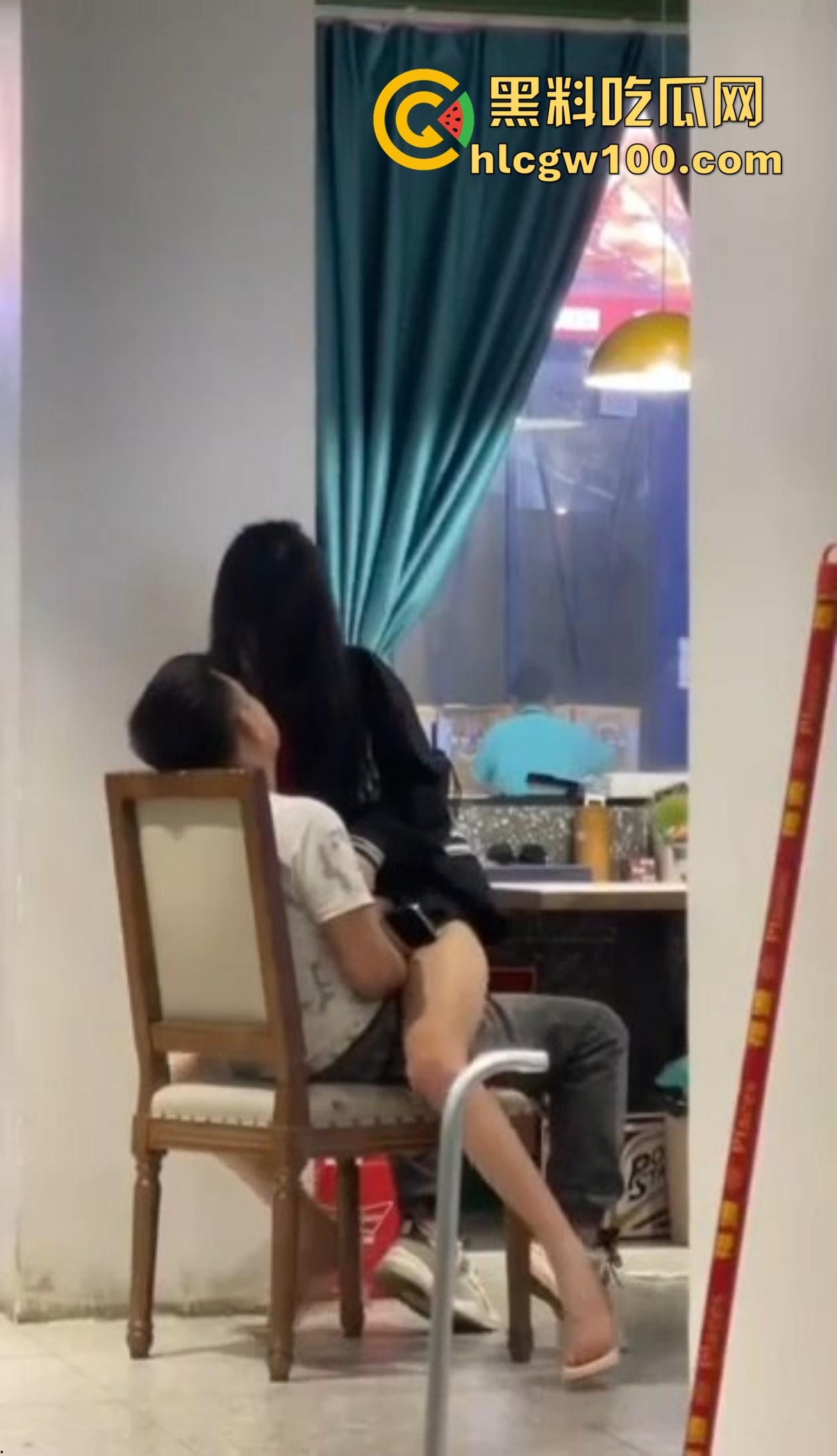 大哥吃饭也要抠B,大厅里极品骚货大长腿一骑逼就湿,大哥当场疯狂抠逼抠得手抽筋,旁边路过的老哥看呆掏出了纸!-9