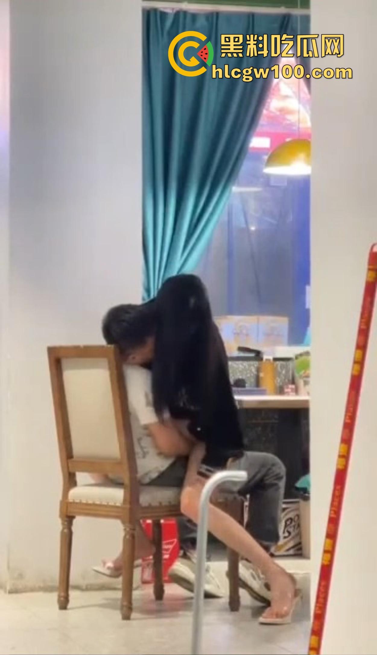 大哥吃饭也要抠B,大厅里极品骚货大长腿一骑逼就湿,大哥当场疯狂抠逼抠得手抽筋,旁边路过的老哥看呆掏出了纸!-10