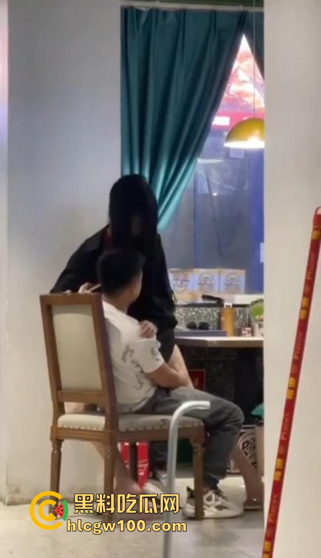 大哥吃饭也要抠B,大厅里极品骚货大长腿一骑逼就湿,大哥当场疯狂抠逼抠得手抽筋,旁边路过的老哥看呆掏出了纸!-13