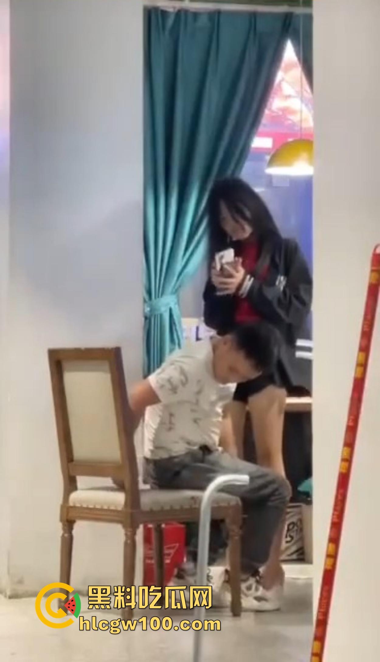 大哥吃饭也要抠B,大厅里极品骚货大长腿一骑逼就湿,大哥当场疯狂抠逼抠得手抽筋,旁边路过的老哥看呆掏出了纸!-16