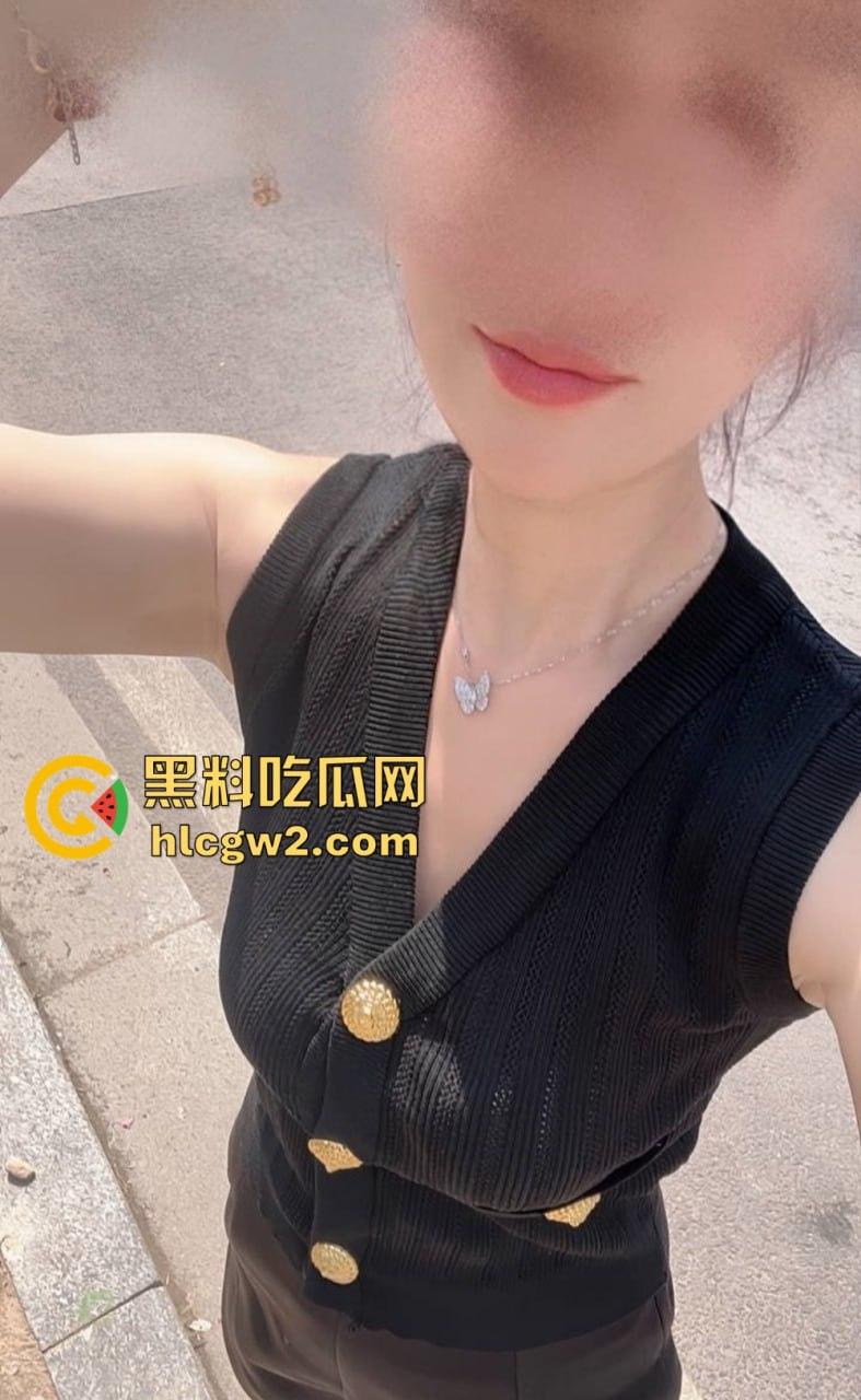 宝马哥调教风情大姨子!车内口交一轮不过瘾,回家后还要大姨子乖乖吃干净,少妇到底是看中车,还是看中男人?-15