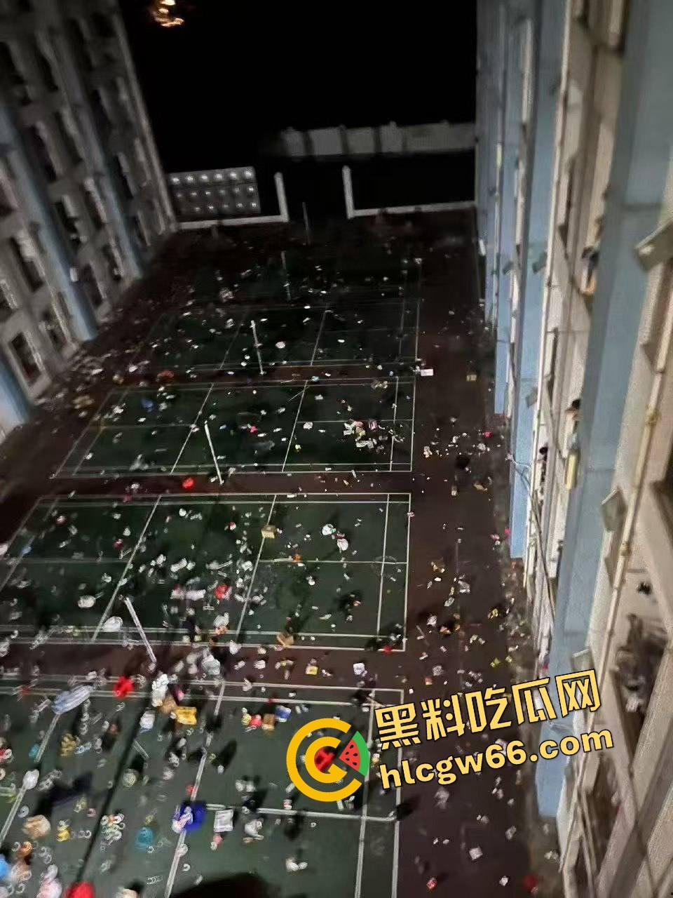 广东肇庆技师学院学生集体炸场？不满学校管理，楼上扔鞭炮砸东西，气氛直接升级成反校运动？-10