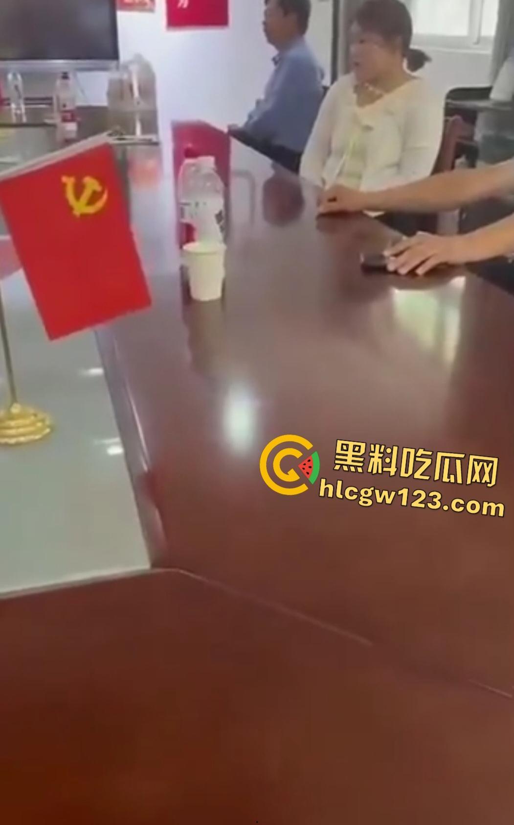 许昌六中【吴怡佳】被班主任嫉妒美貌体罚孤立，恶毒霸凌导致学生跳楼！同学愤怒狂砸学校财产！-7