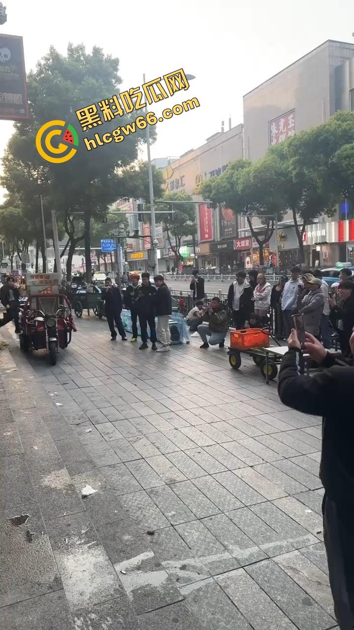 长沙解放西路嫩妹网红街头拍段子,结果路人上来对着大奶一顿狂抓,手顺势摸逼全场看傻?-1