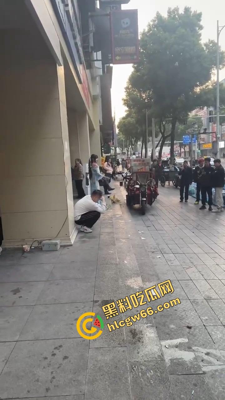 长沙解放西路嫩妹网红街头拍段子,结果路人上来对着大奶一顿狂抓,手顺势摸逼全场看傻?-2