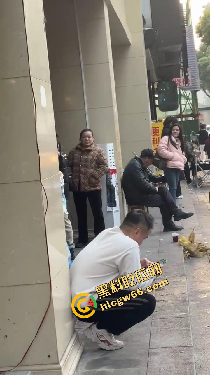 长沙解放西路嫩妹网红街头拍段子,结果路人上来对着大奶一顿狂抓,手顺势摸逼全场看傻?-5