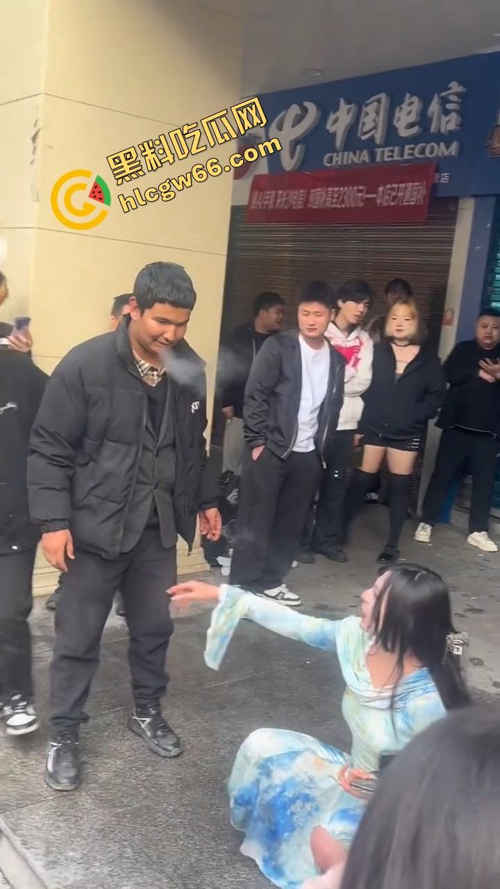 长沙解放西路嫩妹网红街头拍段子,结果路人上来对着大奶一顿狂抓,手顺势摸逼全场看傻?-15