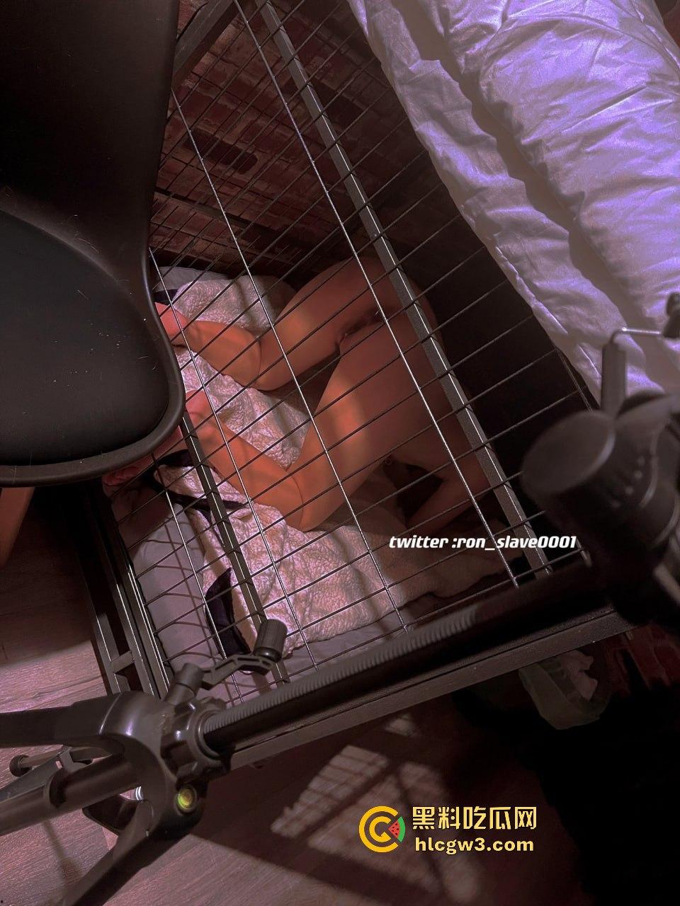 主人的雌犬【芳雪儿】反差萝莉被爆出,狗笼圈养、小狗蹲喝尿、户外捆绑鞭打,骚到极致的反差玩法!-7