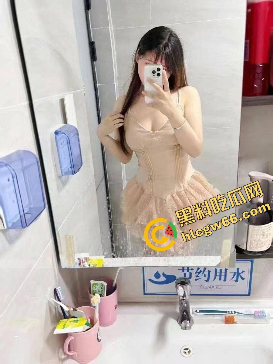 成都反差学生妹【李梦欣】不雅流出,骚逼发情淫水淹床,扣穴扣到腿抽筋,发疯求体育生大屌操烂她!-7