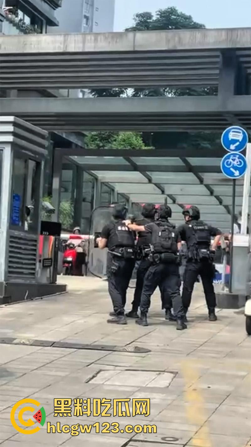 四川乐山持刀暴徒，男子报复社会当街行凶，砍保安还袭警，被民警开枪制服，嫌疑人已被送医！-5