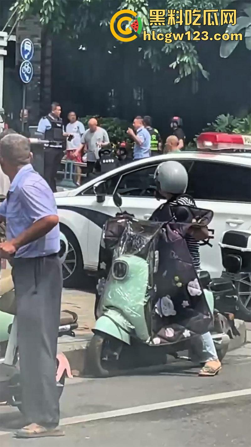 四川乐山持刀暴徒，男子报复社会当街行凶，砍保安还袭警，被民警开枪制服，嫌疑人已被送医！-8