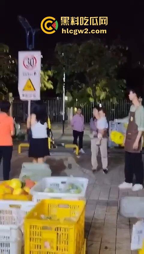 提子不新鲜还是顾客太酸?南沙美女门店撒野,扔提子打店员,抓到警局还咬人!-5