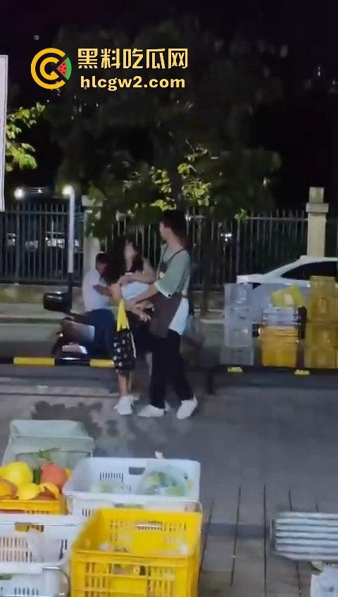 提子不新鲜还是顾客太酸?南沙美女门店撒野,扔提子打店员,抓到警局还咬人!-8