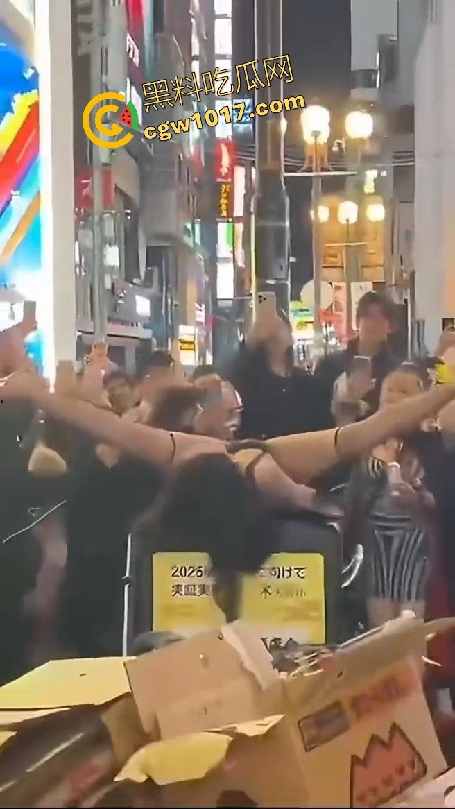 日本街头的万圣节!这你确定不是在拍片嘛,这是借着万圣节的节日来宣称的吧,极品漏奶小天使到处都是,狠狠羡慕了!-8