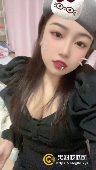 网友60块买快手小网红【茉姑娘】不雅视频被坑惨,摸奶视频一堆连逼都没见着,这婊子曝光活该!-6