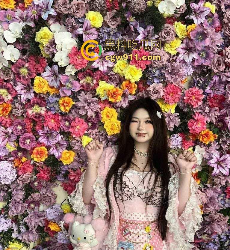 重庆微胖女大学生【梨文静】网调约炮视频曝光,超嫩奶子带乳钉宿舍自拍,跪在地上吃鸡极品母狗求操!-1