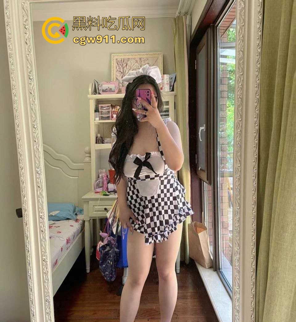 重庆微胖女大学生【梨文静】网调约炮视频曝光,超嫩奶子带乳钉宿舍自拍,跪在地上吃鸡极品母狗求操!-2