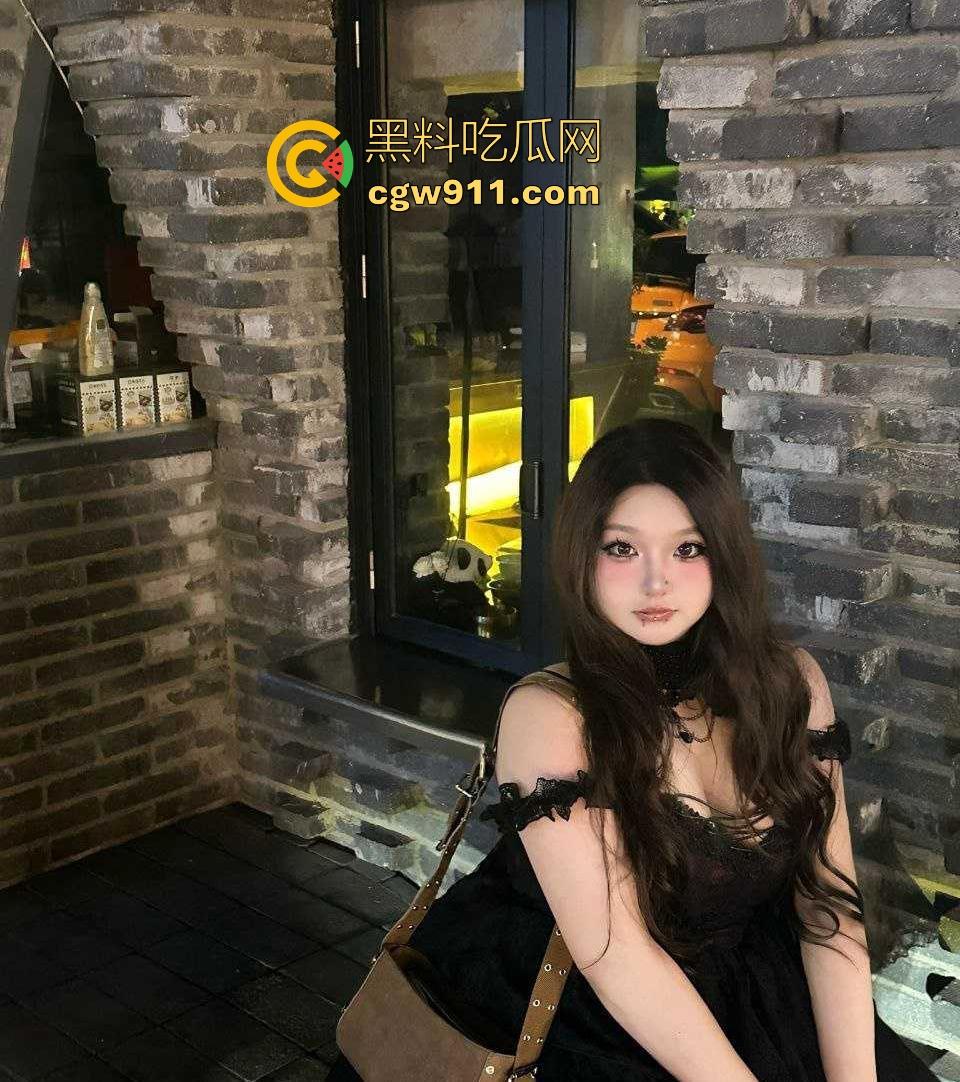 重庆微胖女大学生【梨文静】网调约炮视频曝光,超嫩奶子带乳钉宿舍自拍,跪在地上吃鸡极品母狗求操!-3