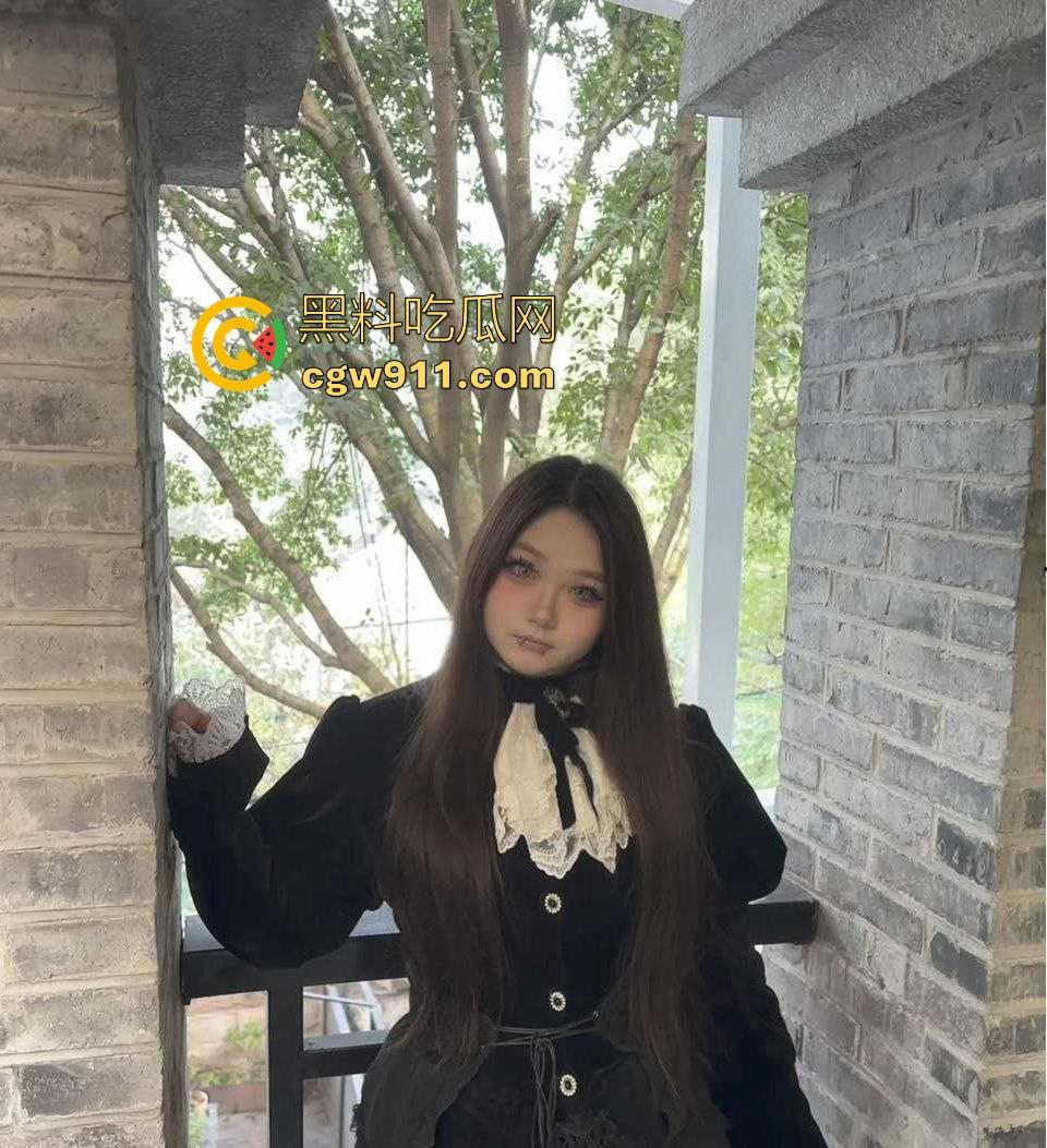 重庆微胖女大学生【梨文静】网调约炮视频曝光,超嫩奶子带乳钉宿舍自拍,跪在地上吃鸡极品母狗求操!-5