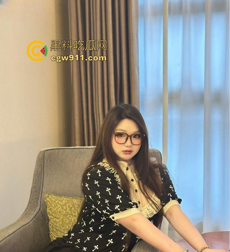 重庆微胖女大学生【梨文静】网调约炮视频曝光,超嫩奶子带乳钉宿舍自拍,跪在地上吃鸡极品母狗求操!-6