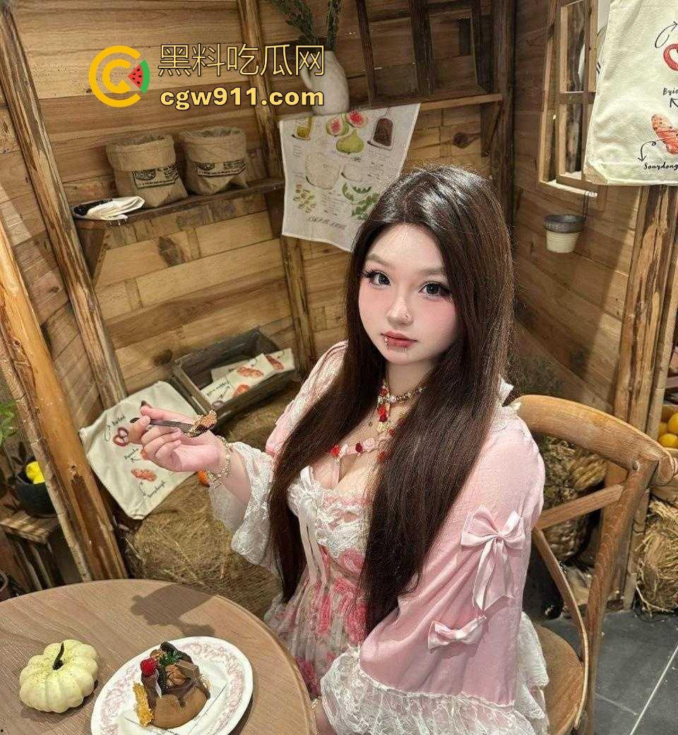 重庆微胖女大学生【梨文静】网调约炮视频曝光,超嫩奶子带乳钉宿舍自拍,跪在地上吃鸡极品母狗求操!-7