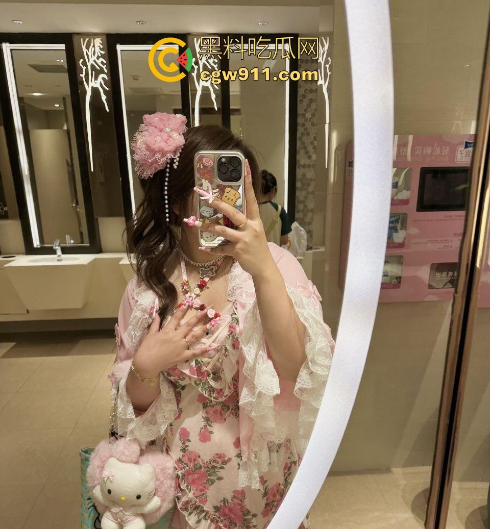 重庆微胖女大学生【梨文静】网调约炮视频曝光,超嫩奶子带乳钉宿舍自拍,跪在地上吃鸡极品母狗求操!-9