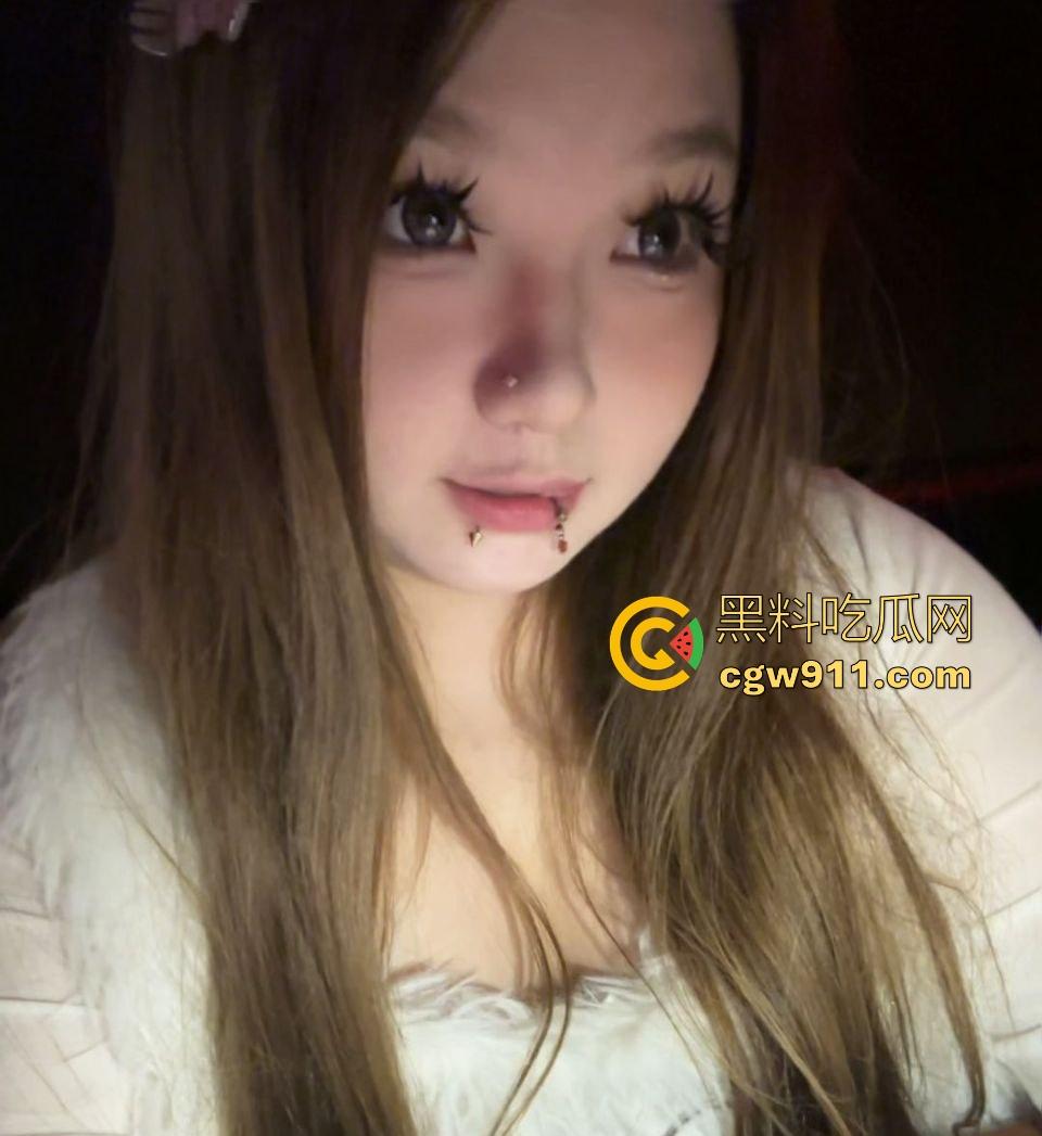 重庆微胖女大学生【梨文静】网调约炮视频曝光,超嫩奶子带乳钉宿舍自拍,跪在地上吃鸡极品母狗求操!-11