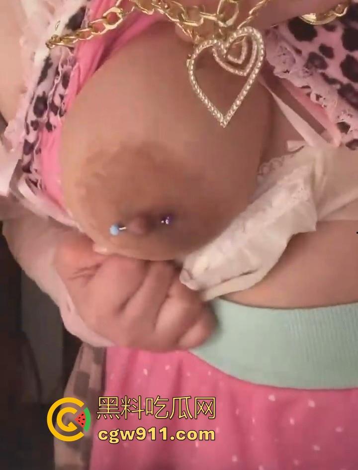 重庆微胖女大学生【梨文静】网调约炮视频曝光,超嫩奶子带乳钉宿舍自拍,跪在地上吃鸡极品母狗求操!-12