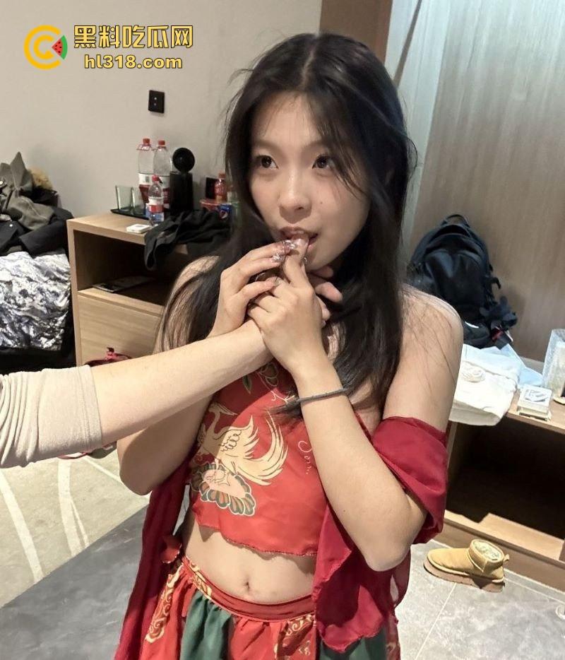 湖南大学反差学妹【昌志颖】性爱视频被男友泄密，露脸口交吞吐肉棒，翘臀迎合后入淫荡不已！-3