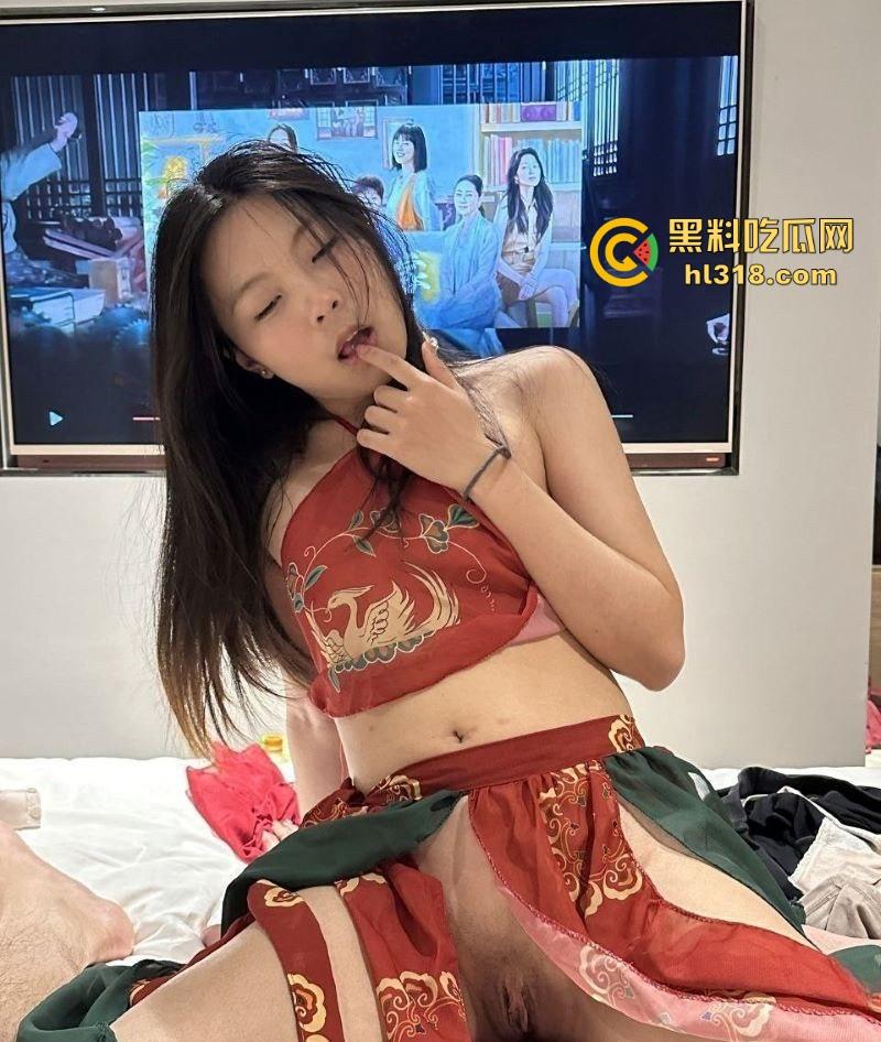 湖南大学反差学妹【昌志颖】性爱视频被男友泄密，露脸口交吞吐肉棒，翘臀迎合后入淫荡不已！-4